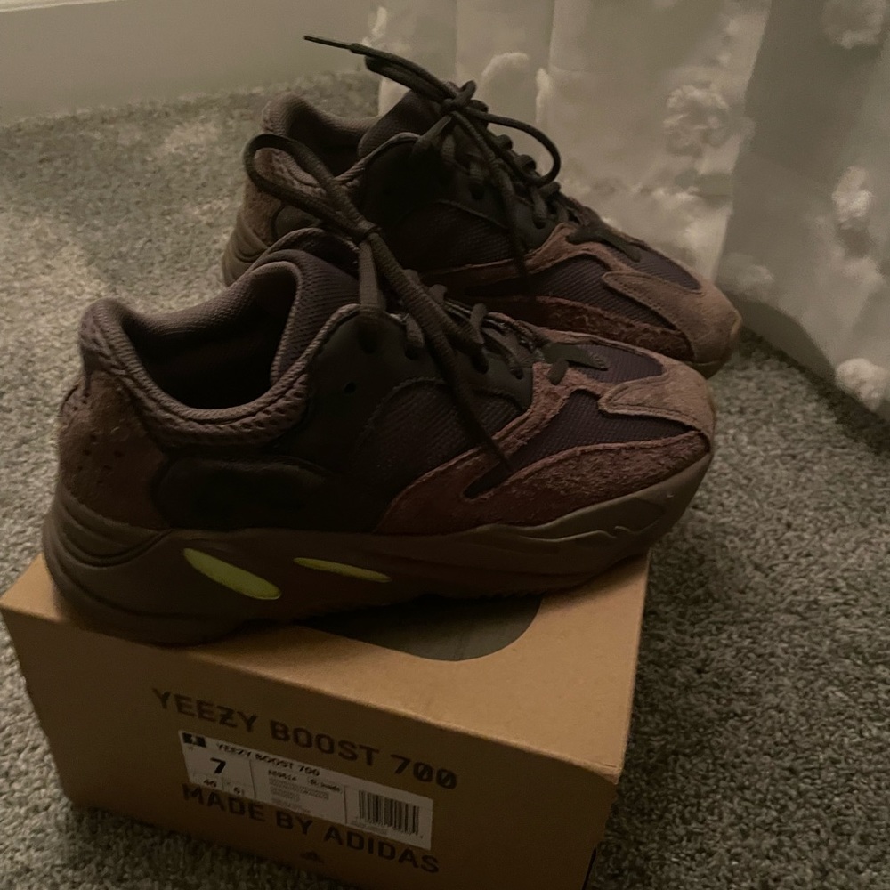 Yeezy 700 mauve size 7